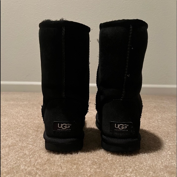 Ugg Classic Short Boot - Picture 3 of 6